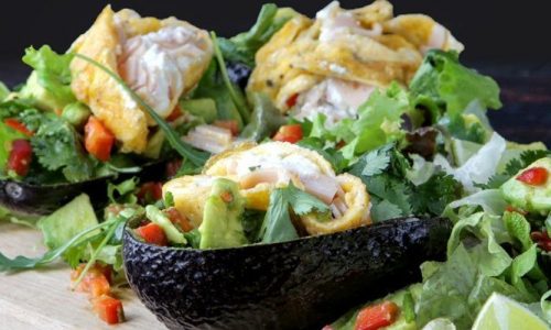 Συνταγή για αβοκάντο γεμιστό με γαλοπούλα και αβγά από τον Άκη Πετρετζίκη