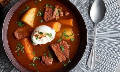 Συνταγή για γκούλας από τον Άκη Πετρετζίκη