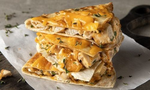 Συνταγή για quesadillas με κοτόπουλο από τον Άκη Πετρετζίκη