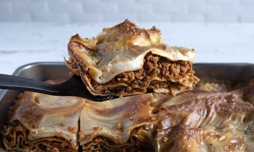 Συνταγή για vegan λαζάνια με κιμά σόγιας από τον Άκη Πετρετζίκη