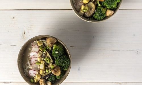 Συνταγή για vegan ramen από τον Άκη Πετρετζίκη
