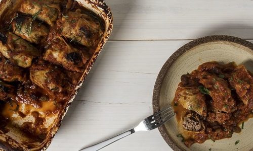 Συνταγή για λαχανοντολμάδες κοκκινιστούς από τον Άκη Πετρετζίκη