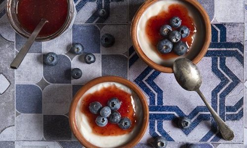 Συνταγή για vegan γιαούρτι από γάλα καρύδας από τον Άκη Πετρετζίκη