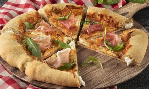 Συνταγή για πίτσα με 4 τυριά και κρούστα με τυρί κρέμα από τον Άκη Πετρετζίκη