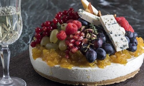 Συνταγή για αλμυρό cheesecake με chutney από τον Άκη Πετρετζίκη