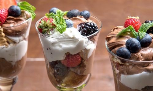 Συνταγή για trifle με μούρα από τον Άκη Πετρετζίκη
