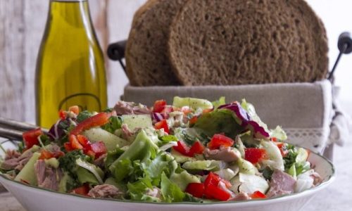 Συνταγή για τονοσαλάτα με γουακαμόλε από τον Άκη Πετρετζίκη