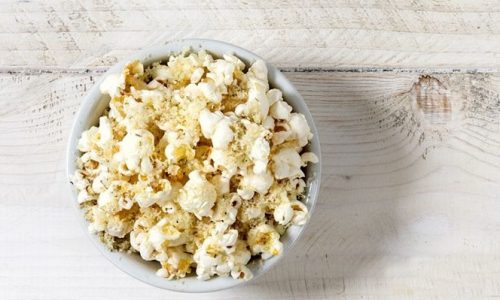 Συνταγή για popcorn με δεντρολίβανο και γραβιέρα από τον Άκη Πετρετζίκη