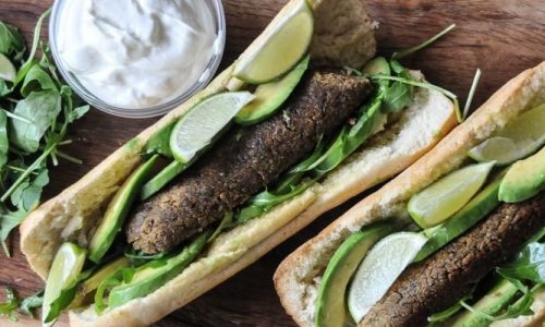 Συνταγή για sandwich με μπιφτέκια από φασόλια από τον Άκη Πετρετζίκη