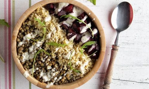 Συνταγή για vegan μπολ με φακές από τον Άκη Πετρετζίκη