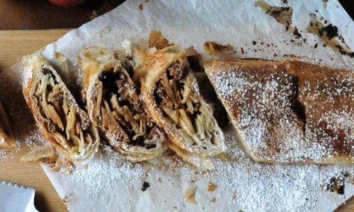 Συνταγή για γρήγορο στρούντελ μήλου από τον Άκη Πετρετζίκη