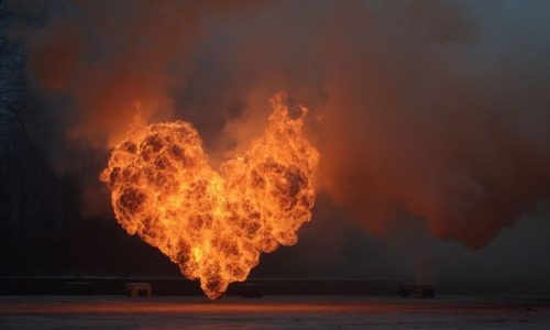 Ζώδια Σήμερα 02/12: Ο αέρας φουντώνει τη φωτιά του έρωτα