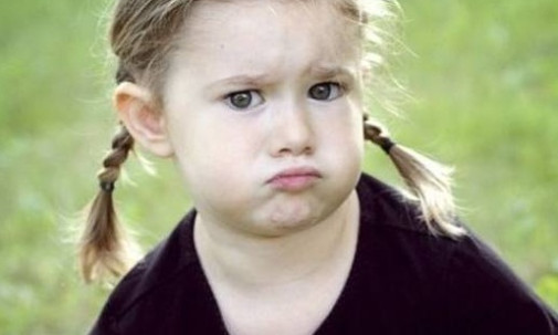 Ο πραγματικός λόγος που το παιδί συμπεριφέρεται χειρότερα μόλις βλέπει τη μαμά του