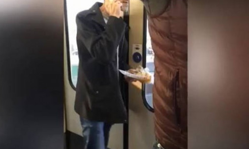 Όταν δεν προλαβαίνεις να τελειώσεις το πρωινό σου και πρέπει να φύγεις από το σπίτι (vid)