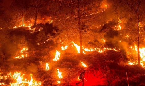 Η τεράστια πυρκαγιά που μαίνεται στην Καλιφόρνια είναι η μεγαλύτερη στην ιστορία της Πολιτείας (vid)