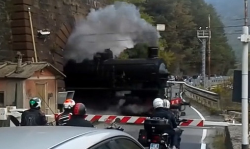 Εντυπωσιακό: Τρένο βγαίνει από το τούνελ–Αυτό που ακολουθεί θα σας αφήσει με το στόμα ανοιχτό (vid)