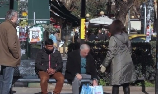 Ρατσιστική επίθεση σε στάση λεωφορείου (Video)