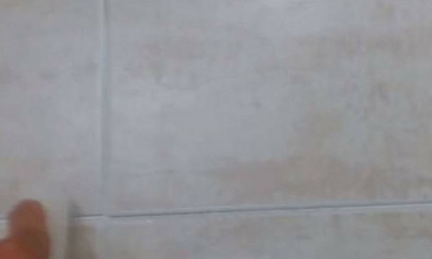 Πήρε ένα λευκό κερί και μπήκε στο μπάνιο. Μόλις δείτε το λόγο θα το κάνετε αμέσως!