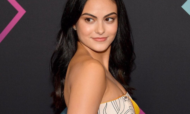 Δες τι χρησιμοποίησε η Camila Mendes για beauty blender