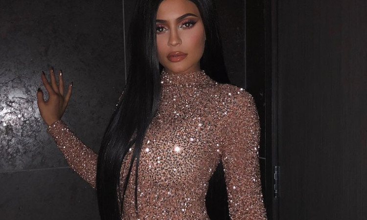 Το χριστουγεννιάτικο δέντρο της Kylie Jenner είναι χρυσό και όσο υπεβολικό φαντάζεσαι