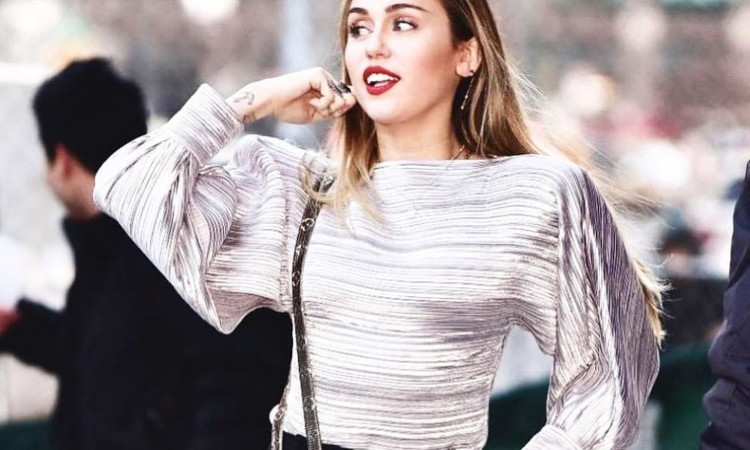 Τον τρόπο που η Miley Cyrus αποφάσισε να προωθήσει το νέο της κομμάτι, δεν τον φαντάζεσαι