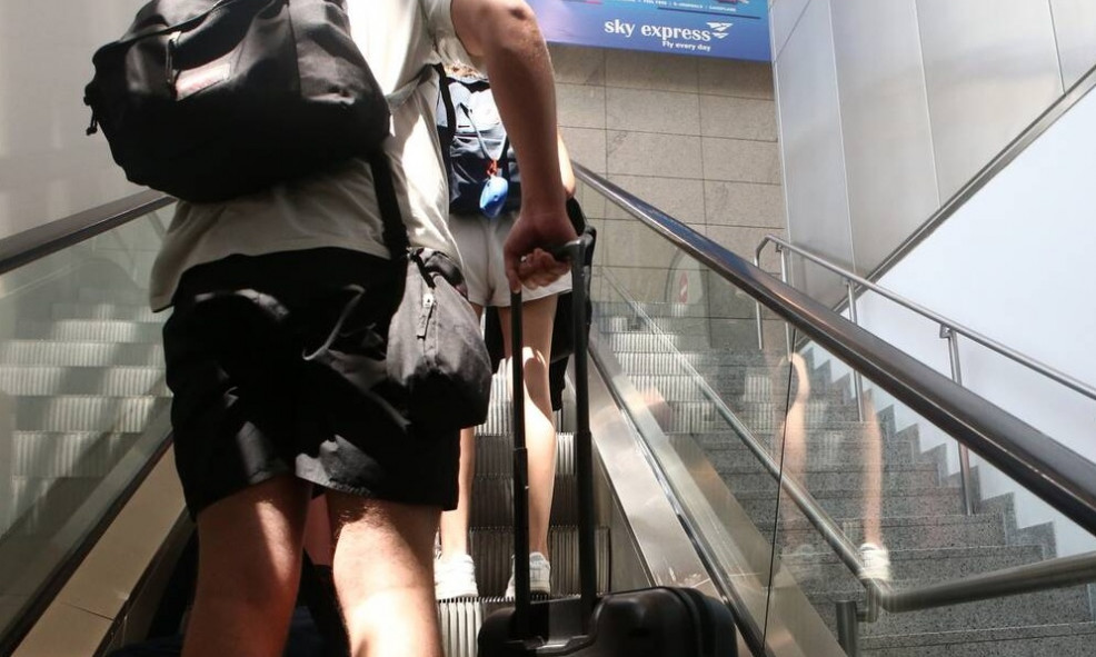 Αλλοδαποί έδωσαν πλαστά μοριακά τεστ σε ταξιδιωτικό γραφείο της Αθήνας – Τι ερευνά η ΕΛΑΣ