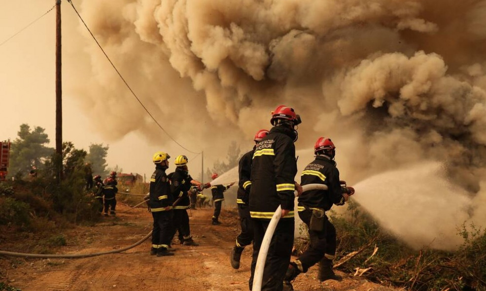 Φωτιά Εύβοια: Η μεγάλη μάχη για την Ιστιαία - Ανθρώπινα τείχη για τις αναζωπυρώσεις