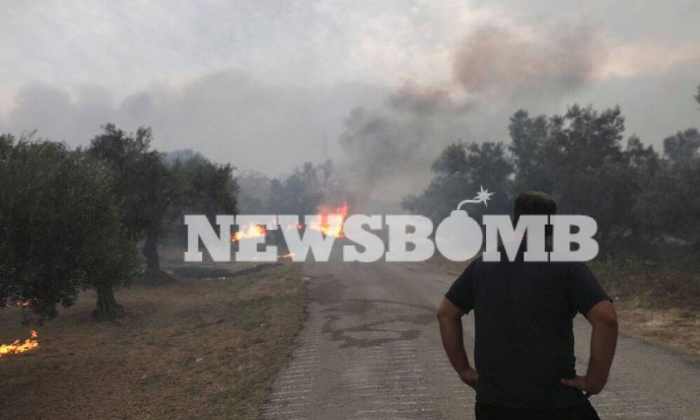 Ανεξέλεγκτη η φωτιά στην Εύβοια: Εκατοντάδες απεγκλωβισμοί πολιτών – Αγώνας για να σωθεί το Μαντούδι
