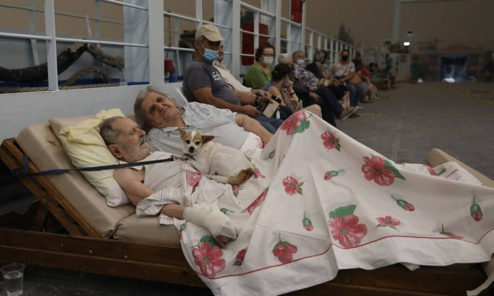 Φωτιά στην Εύβοια: Η φωτογραφία του ζεύγους των ηλικιωμένων που αποτυπώνει το δράμα των πυρόπληκτων