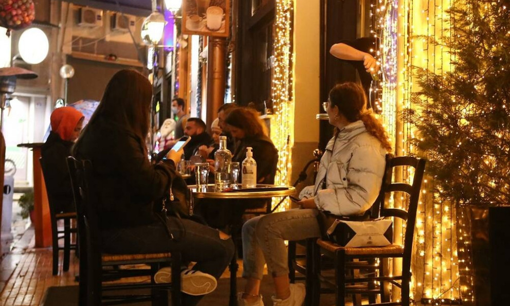 Κορονοϊός: Σύλληψη για παράνομο πάρτι στη Θεσσαλονίκη - Παραβιάσεις ωραρίου από μαγαζιά στην Αθήνα