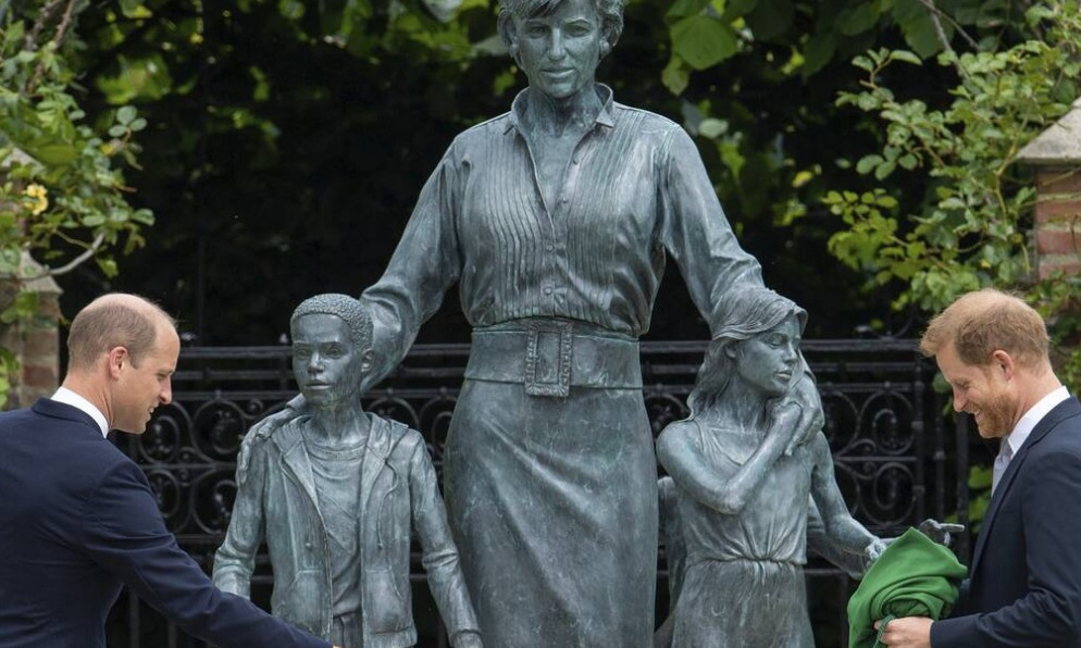 Βρετανία: «Γιατί μας δείχνετε την Τερέζα Μέι;» - Οι πρώτες αντιδράσεις για το άγαλμα της Νταϊάνα