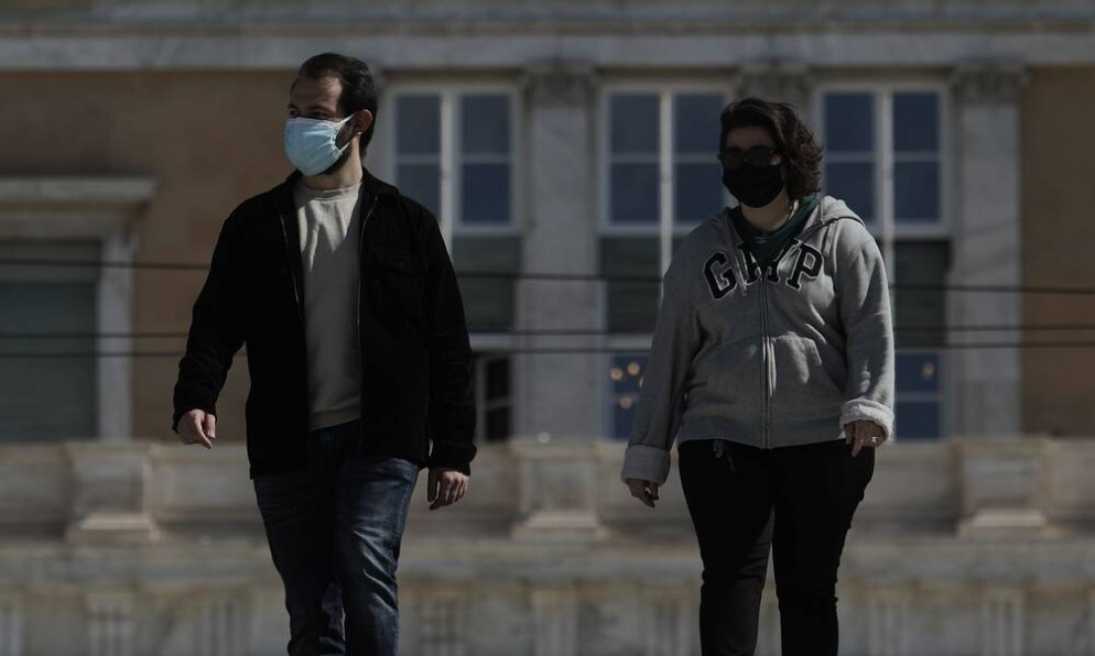 Η ραγδαία αύξηση των κρουσμάτων φέρνει νέα μέτρα: Εξετάζεται η επιστροφή της μάσκας παντού
