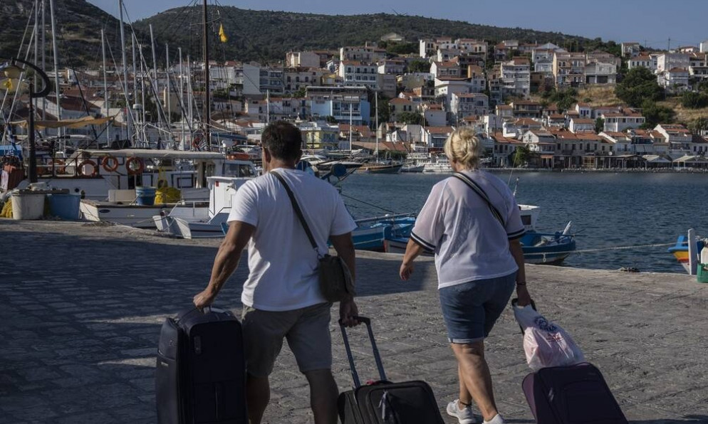 Daily Mail: Στις 19 Ioυλίου ανοίγουν τα ταξίδια στην Ελλάδα για τους πλήρως εμβολιασμένους Βρετανούς