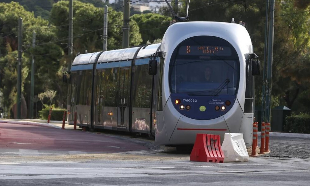 Ληστεία-σοκ στο Παλαιό Φάληρο: Ανήλικοι υπό την απειλή μαχαιριού λήστεψαν 16χρονο μέσα στο τραμ