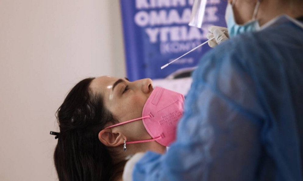 Υποχρεωτικά τεστ για ανεμβολίαστους: Θα τα πληρώνουν από την τσέπη τους οι εργαζόμενοι