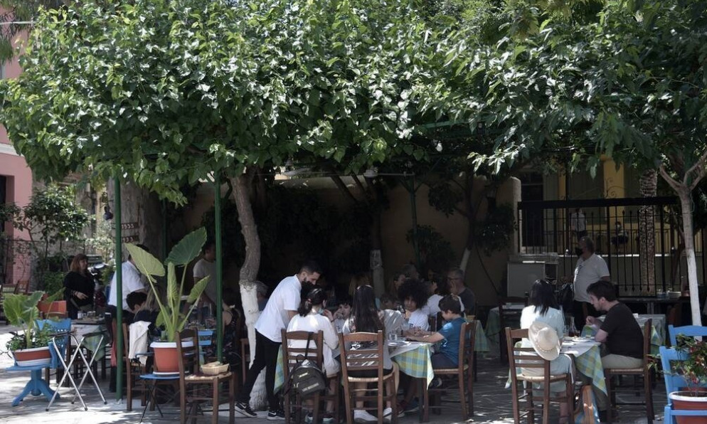 Εστίαση: Τα νέα μέτρα φέρνουν προβληματισμό στον κλάδο - Τι λέει στο Newsbomb.gr ο Γιάννης Δαβερώνης