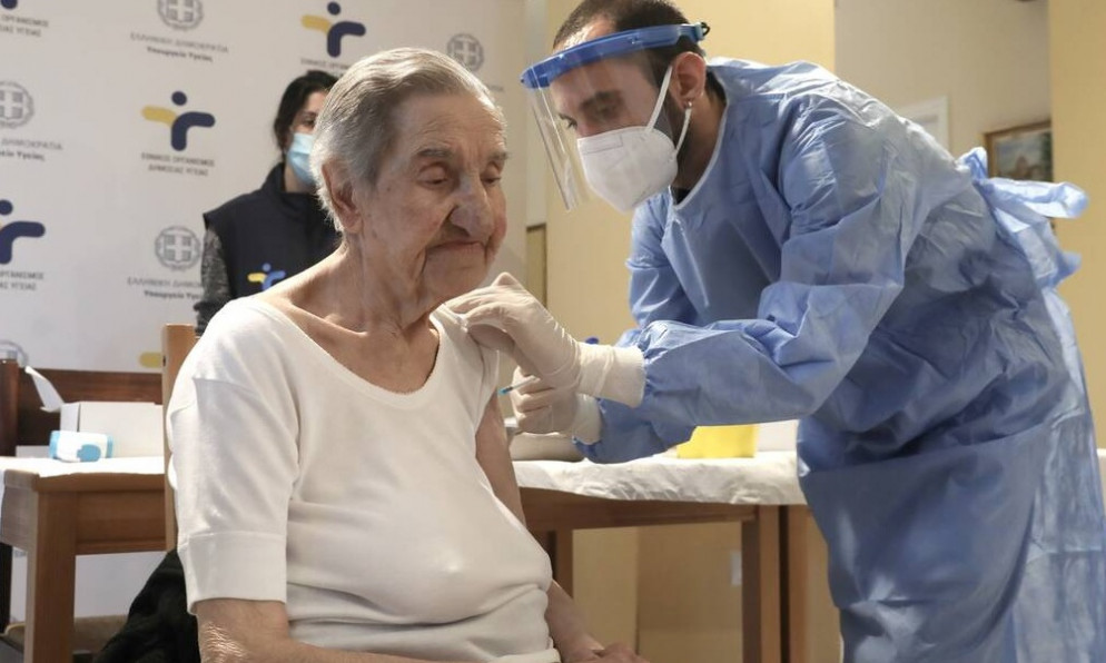 Κατ' οίκον εμβολιασμοί: Με συνεργεία από τα Κέντρα Υγείας ξεκινά η επιχείρηση