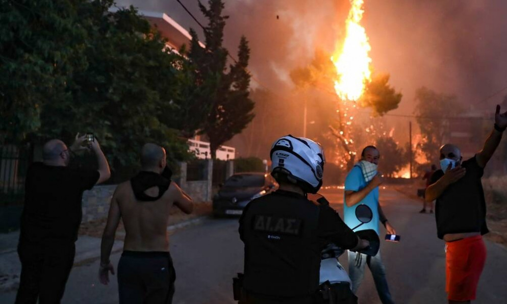 Φωτιές στην Ελλάδα: Το μυστήριο της κλιματικής αλλαγής και ο... προσωπικός μας πυροσβέστης