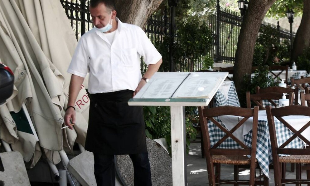Υποχρεωτικό εμβολιασμό σε εστίαση και αστυνομία «έδειξε» ο Πέτσας