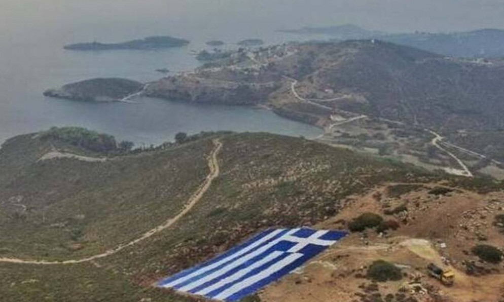 Ο δήμαρχος Οινουσσών απαντά στο παραλήρημα του Ακάρ με μια τεράστια ελληνική σημαία