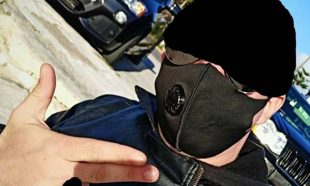 Ηλιούπολη: Το προκλητικό «άλμπουμ» του αστυνομικού-«προαγωγού» - Σαμπάνιες, μετρητά και σεξισμός