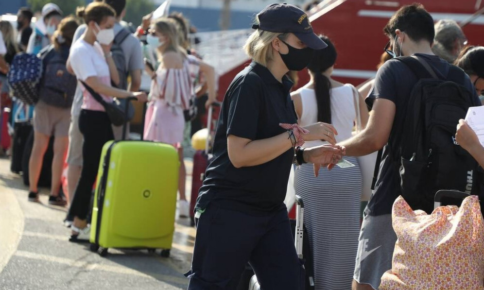 Ανησυχία για πιθανή «έκρηξη» των κρουσμάτων τον Αύγουστο με το μεγάλο «κύμα» των εκδρομέων