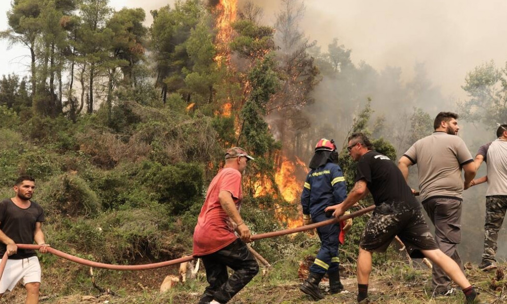 Φωτιά στην Εύβοια: Χωριά κυκλωμένα από τη φωτιά - «Η Ιστιαία περιμένει να ζήσει το ολοκαύτωμά της»