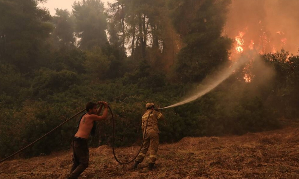 Φωτιά Εύβοια: Οι καπνοί «τυφλώνουν» τα εναέρια μέσα – Στάχτη 1.000 σπίτια μόνο στον δήμο Μαντουδίου