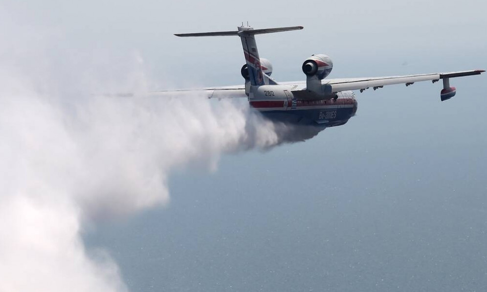 Φωτιά Βίλια: Ανεξέλεγκτο το πύρινο μέτωπο, εκκενώθηκαν οικισμοί και γηροκομείο -Στη «μάχη» το Beriev