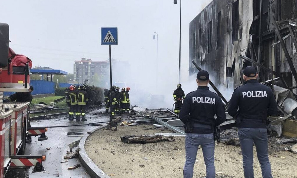 Τραγωδία στην Ιταλία: Οκτώ νεκροί, ανάμεσά τους ένα παιδί, από την πτώση αεροσκάφους στο Μιλάνο