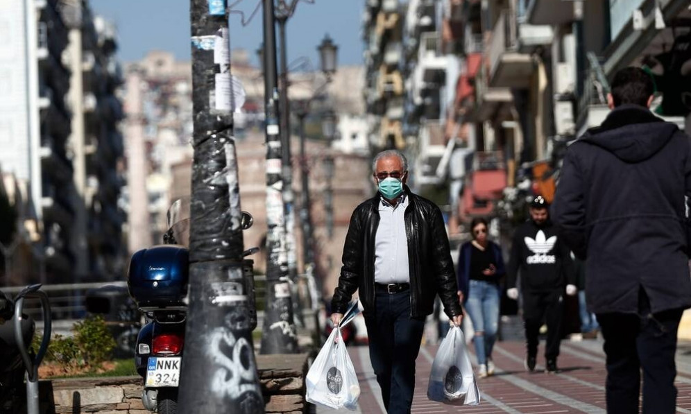 Μπαράζ πληρωμών τις επόμενες ημέρες: Πότε καταβάλλονται συντάξεις, επιδόματα και δώρα